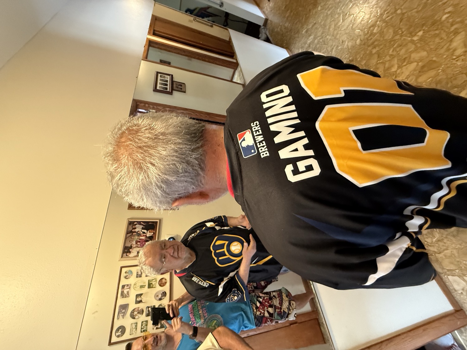 Camiseta de los Brewers con el apellido GAMINO en la espalda